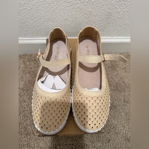 “New” Ilse Jacobsen Beige Shoes size8 MSRP $99